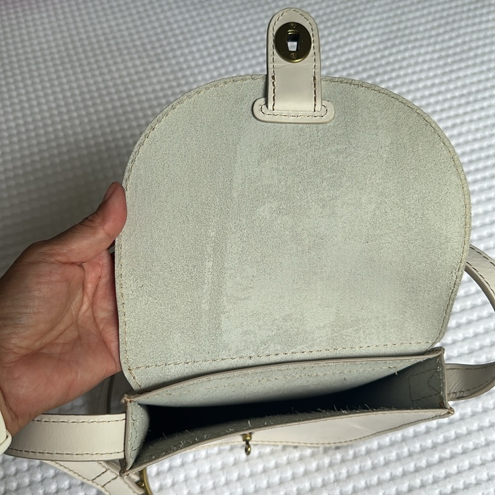 Fossil Leather crossbody / saddle bag. - Picture 6 of 7